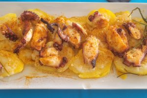 Patatas bravas con pulpo Burriana